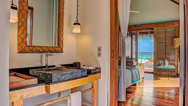 Constance Moofushi — image 20