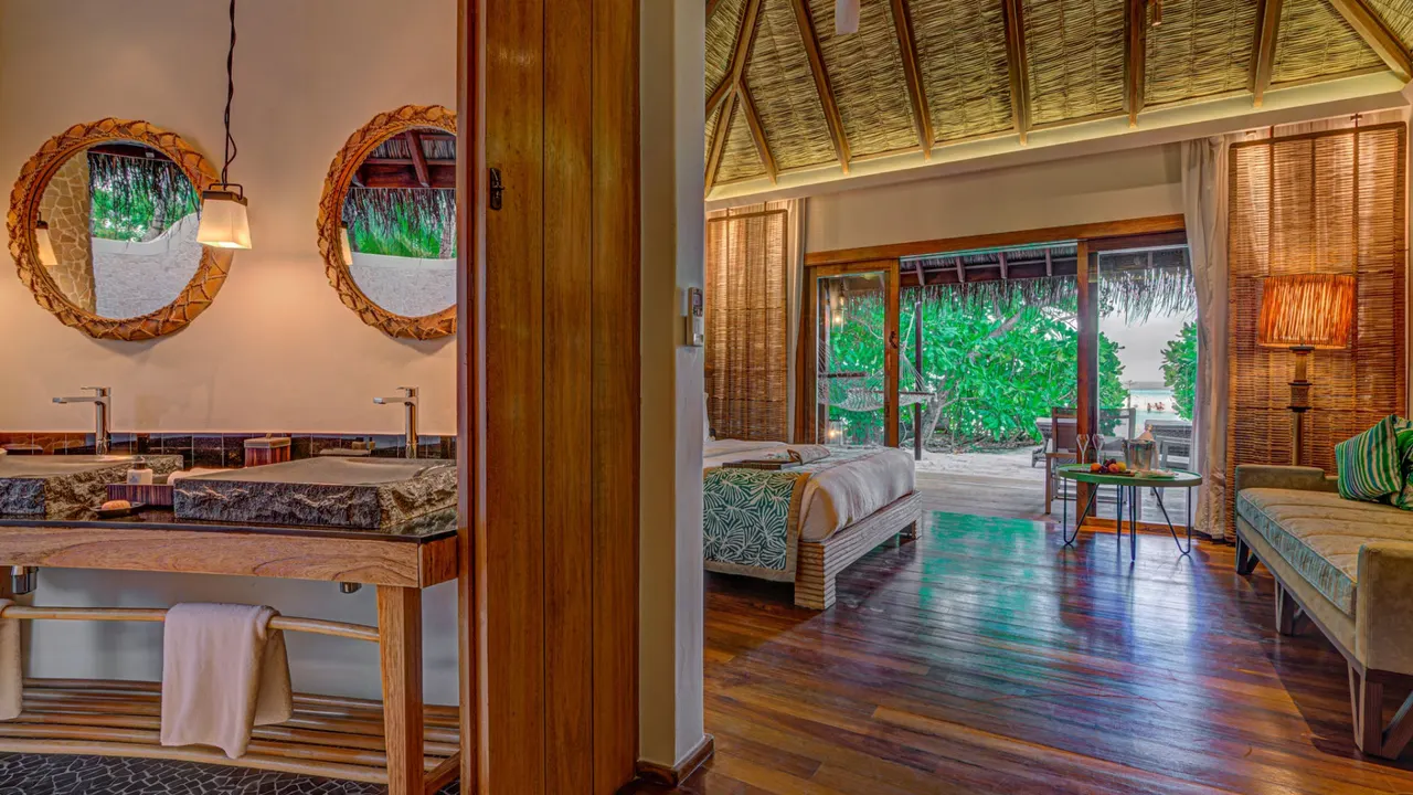 Constance Moofushi — image 38