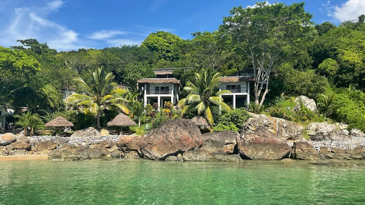 Komba on the Rocks — image 6